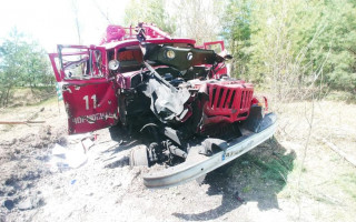 Взрывом разнесло кабину машины: в Чернобыльской зоне на мине подорвались спасатели ГСЧС, фото