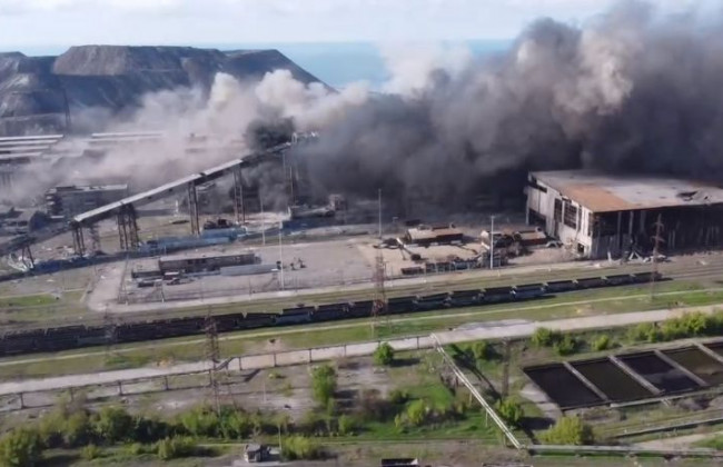 «Азов» показал, как россияне штурмуют «Азовсталь»: видео