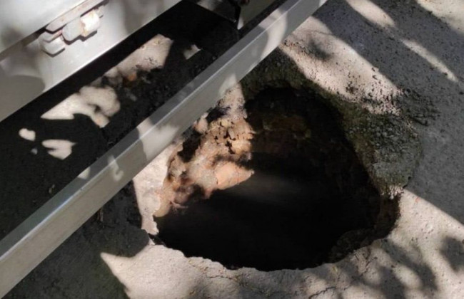В Киеве под асфальт провалился грузовой автомобиль, фото