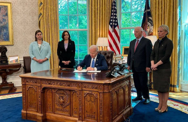 Байден подписал закон о поставках Украине вооружений по ленд-лизу