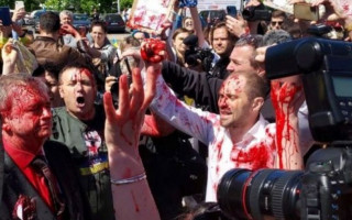 В Польше российского посла облили красной краской, видео