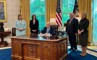 Байден подписал закон о поставках Украине вооружений по ленд-лизу