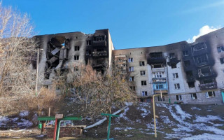 В окупованому Ізюмі під завалами п’ятиповерхівки знайдено тіла 44 мирних мешканців – прокуратура