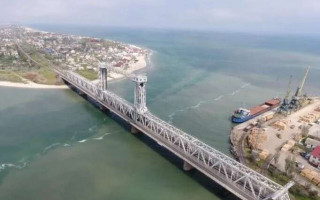 По мосту через Днестровский лиман снова ударила российская ракета