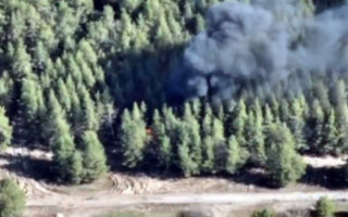 ВСУ уничтожили авто с боекомплектом и блиндаж оккупантов: эффектное видео