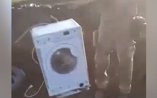 ВСУ обнаружили в окопе оккупантов краденую стиральную машинку: видео