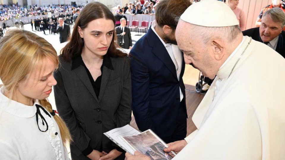 Папа Франциск встретился с женами защитников «Азовстали», фото