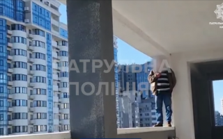Стояв на парапеті 11 поверху, — патрульні Києва врятували чоловіка, відео