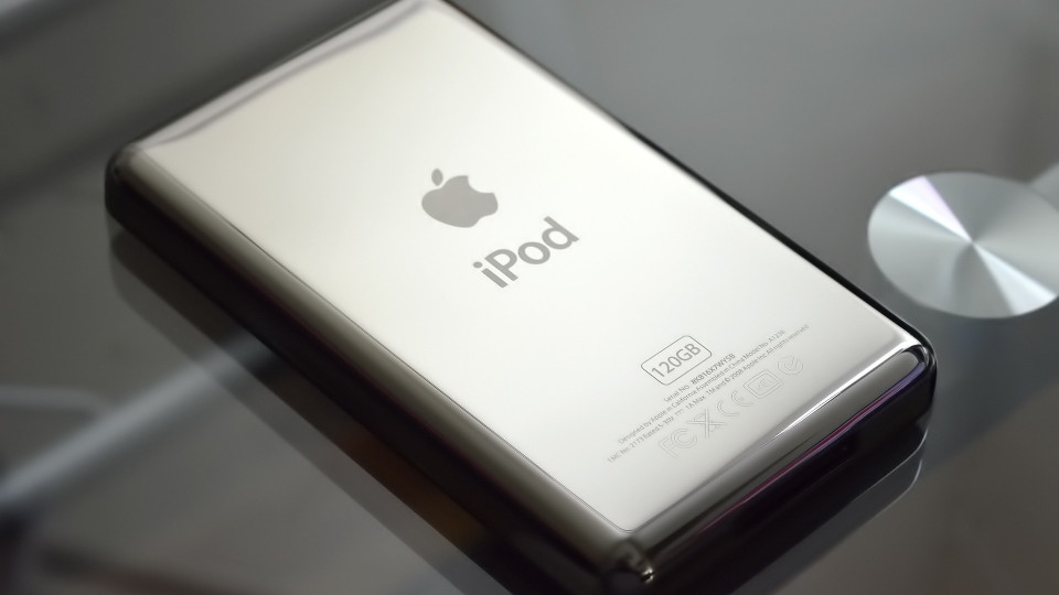 Apple прекращает производство плеера iPod