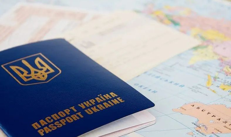 Раді пропонують на час війни безкоштовно оформлювати закордонні паспорти військовим та цивільним, які направлені на лікування за кордоном