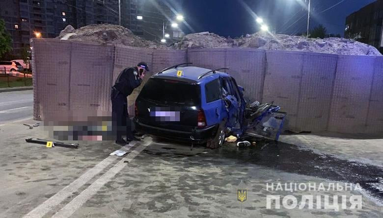 В Киеве автомобиль врезался в блокпост: водитель и пассажир погибли на месте