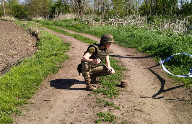 В Киевской области саперы нашли и обезвредили неуправляемые ракеты и осколочные боеприпасы