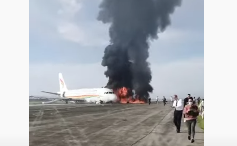 В Китае вспыхнул пассажирский самолет, много жертв: фото и видео