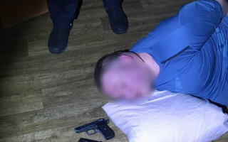 В Киеве два пьяных мужчины устроили стрельбу в доме, фото