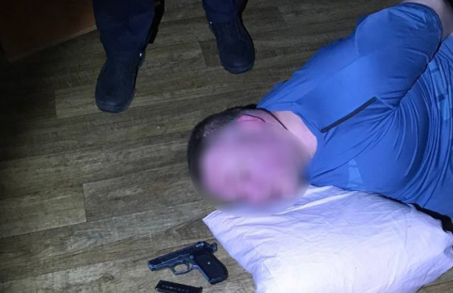 В Киеве два пьяных мужчины устроили стрельбу в доме, фото