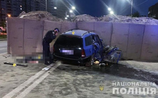 В Киеве автомобиль врезался в блокпост: водитель и пассажир погибли на месте