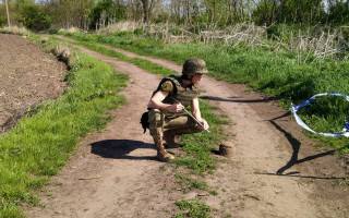 В Киевской области саперы нашли и обезвредили неуправляемые ракеты и осколочные боеприпасы