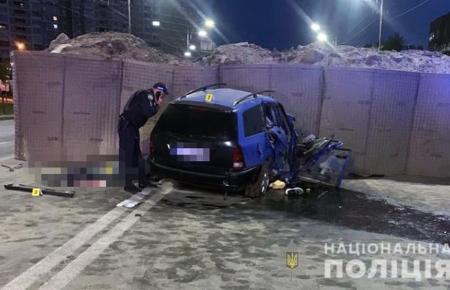 В Киеве автомобиль врезался в блокпост: водитель и пассажир погибли на месте
