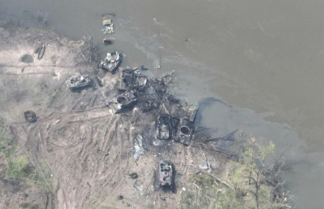 ВСУ уничтожили большую танковую колонну на переправе реки, видео