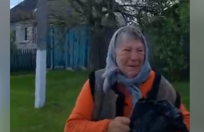 «Наши, наши»: под Харьковом женщина со слезами встречала бойцов ВСУ, видео