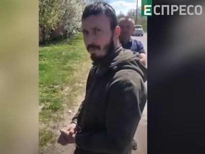 Отстал от своих: под Киевом оккупант сдался бойцам теробороны спустя месяц скитаний