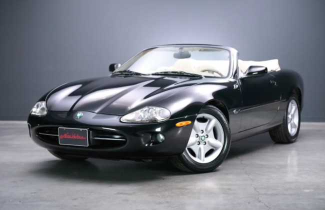 Ричард Гир выставил на продажу свой Jaguar ради помощи Украине