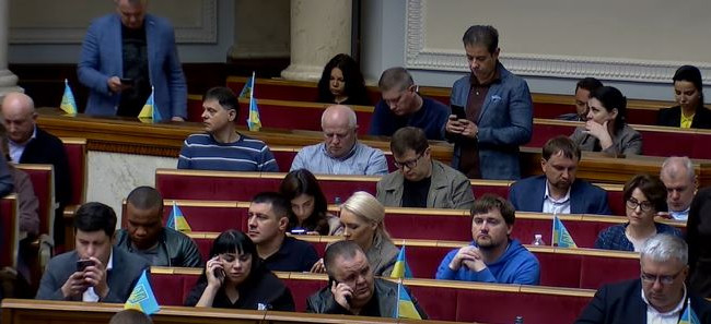 Рада на час війни розширила повноваження місцевої влади та дозволила отримувати зарплатню депутатам-прогульникам