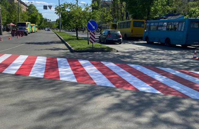 В Киеве на улицах дорожники возобновляют разметку: на каких дорогах обновят
