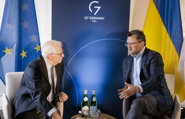 Кулеба обсудил с Боррелем эмбарго на нефть РФ: позиция Украины остается четкой