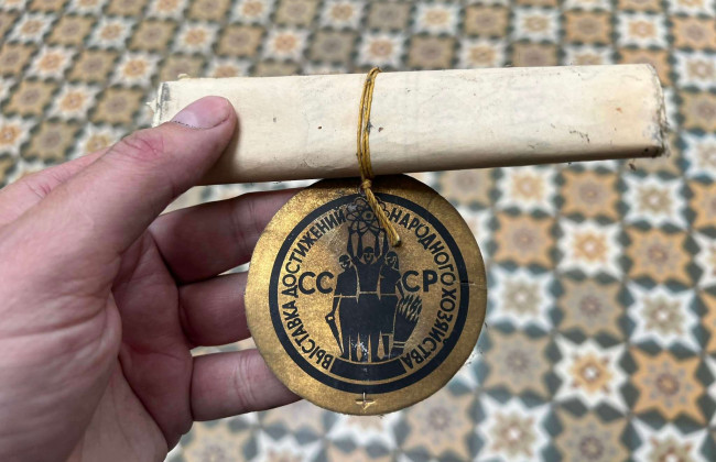 В историческом музее Днепра при эвакуации люстры нашли записку из прошлого, фото