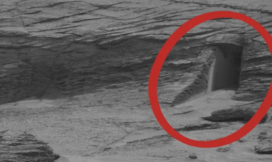 В NASA опубликовали фото загадочного «входа в пещеру» на Марсе