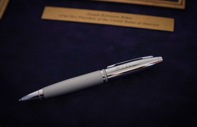 Іменну ручку Байдена виставили на аукціон: гроші підуть на підтримку ЗСУ