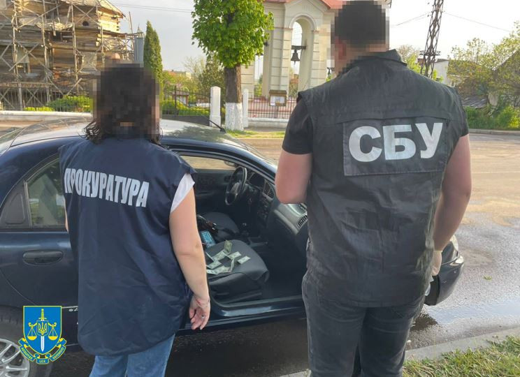 $1 000 за оформлення медичної документації для виїзду за кордон – затримано директора лікарні на Львівщині