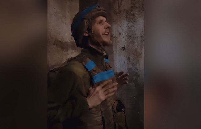 Защитник «Азовстали» под звуки обстрелов спел хит «Стефания», видео