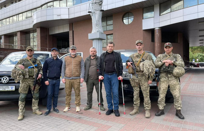 Судді Київського апеляційного суду передали позашляховики для потреб ЗСУ, фото