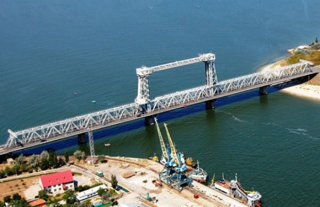 Оккупанты снова ударили ракетами по мосту через Днестровский лиман