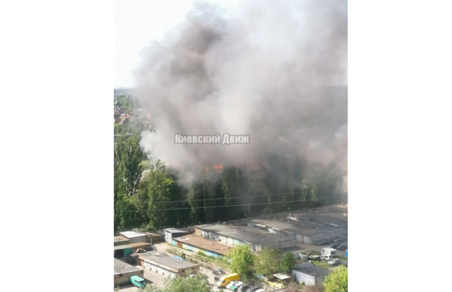 В Киеве вспыхнул пожар в жилом доме: на двух этажах горят квартиры, фото и видео