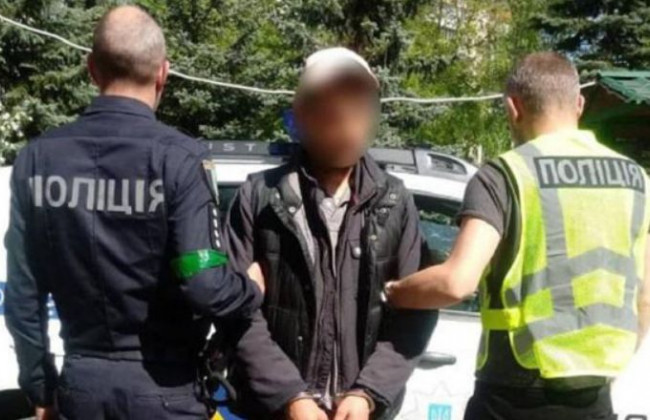 Дерзкое ограбление в Киеве: мужчина отобрал на улице телефон у подростка