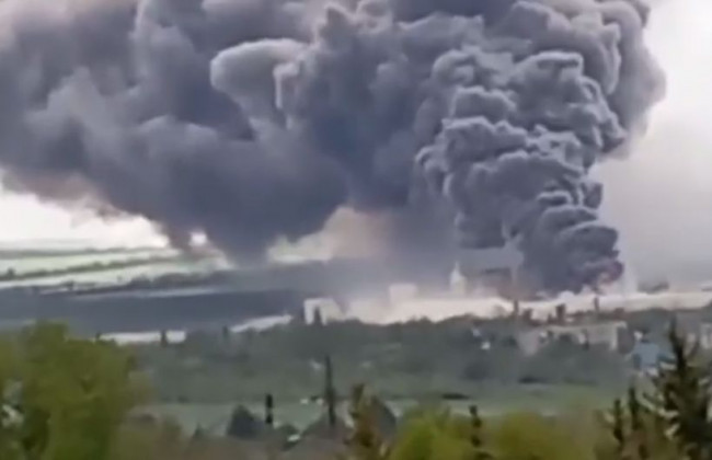 Поднялся черный столб дыма: оккупанты обстреляли завод в Бахмуте, видео