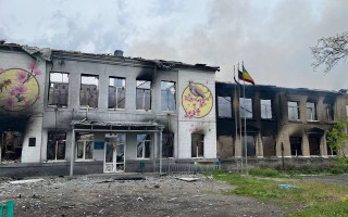 Оккупанты обстреляли школу в Авдеевке фосфорными боеприпасами: фото