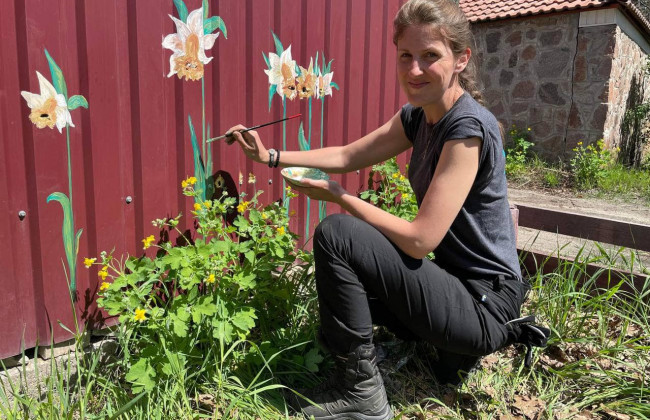 В Буче художница «превращает» отверстия от пуль в цветы, фото