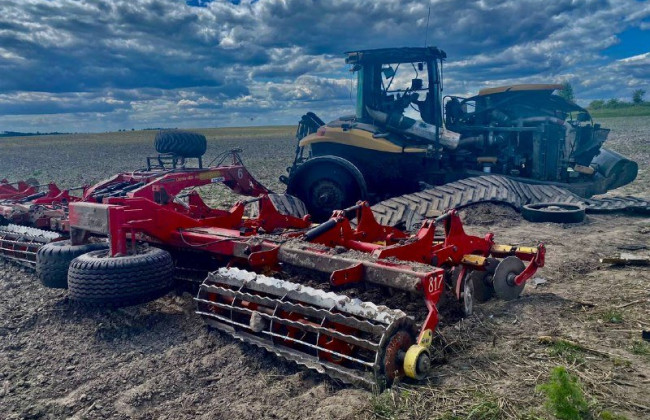 На Киевщине тракторист подорвался на мине оккупантов: фото