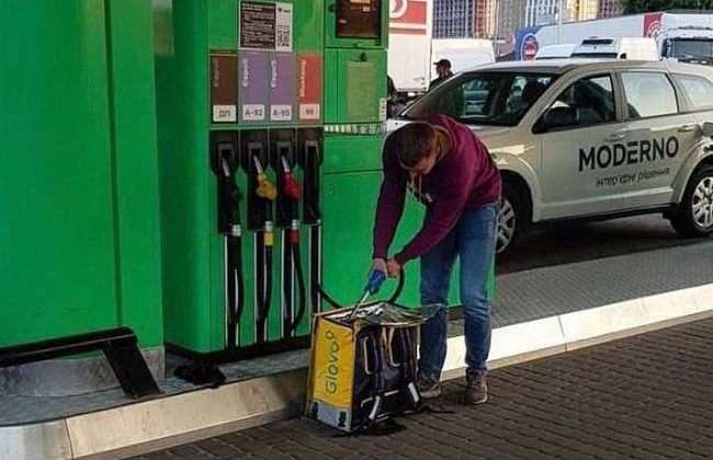 В Киеве заметили курьера предположительно за доставкой бензина: фото
