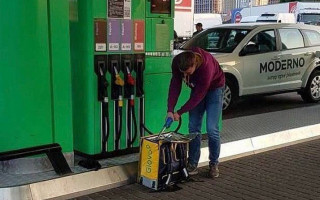 В Киеве заметили курьера предположительно за доставкой бензина: фото