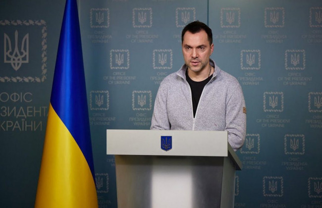 Оккупанты начали переходить к обороне, — Арестович