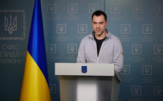 Оккупанты начали переходить к обороне, — Арестович