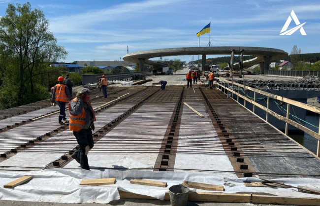 Под Киевом в Стоянке завершают ремонт моста