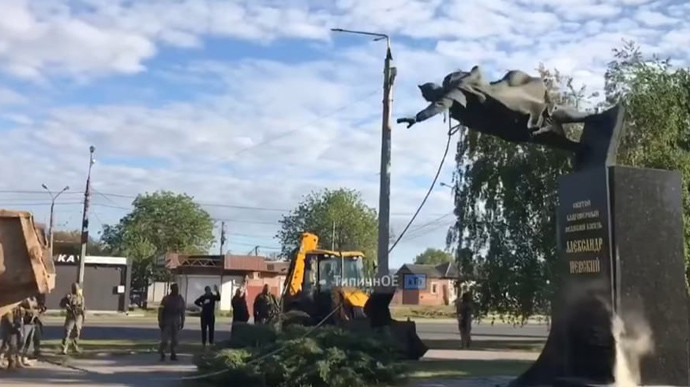 В Харькове снесли памятник Александру Невскому: видео
