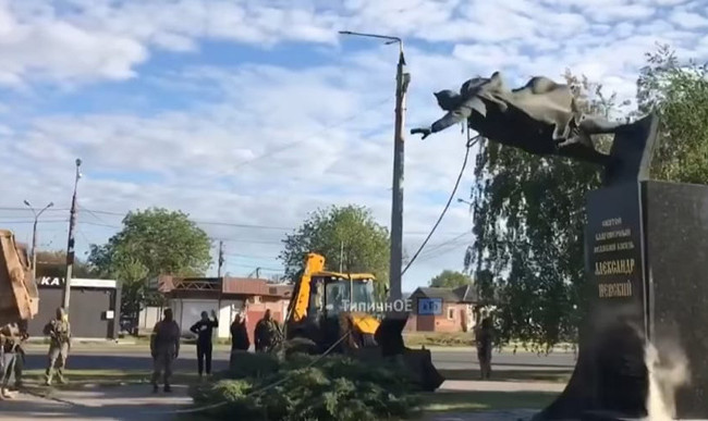 В Харькове снесли памятник Александру Невскому: видео