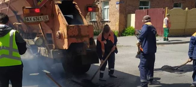 В Харькове уже приступили к ремонту дорог и нанесению разметок